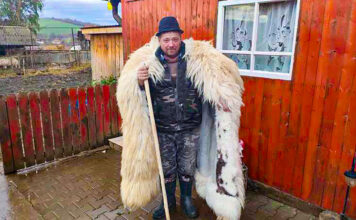 Povestea de viață a unuia dintre ultimii ciobani care mai fac cojoace: ”Cu un cojoc făcut de mine poţi să dormi în zăpadă sau pe pământ îngheţat aproximativ 5 ani”