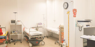 Provocarea periculoasă de pe TikTok face noi victime: trei copii din Arad și cinci din Mureș au ajuns la spital cu multiple fracturi